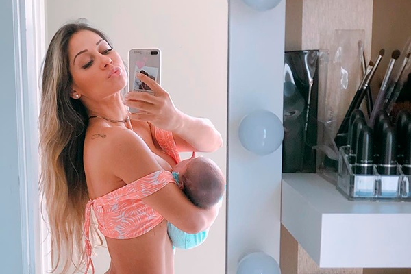 Mayra Cardi causa polêmica ao deixar filha pendurada no colo