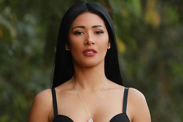 Com fenda poderosa e muito decote, Simaria aposta em pretinho básico arrasador