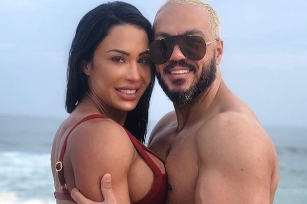 Cantor Belo tenta carregar Gracyanne Barbosa no colo, mas paga micão na web!