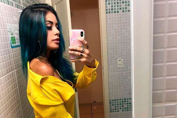Tati Zaqui esquece as calças em show e aparece só de camisa