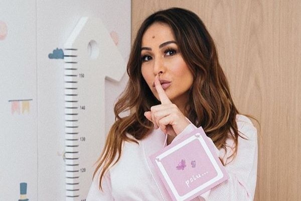 De macacãozinho vermelho, Zoe recebe visita da família de Sabrina Sato e ENCANTA a web!
