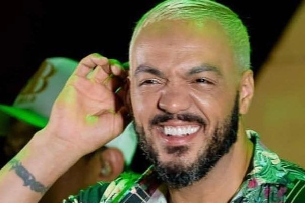 Xiii... Ex e atual do cantor Belo ficam cara a cara em evento carnavalesco!