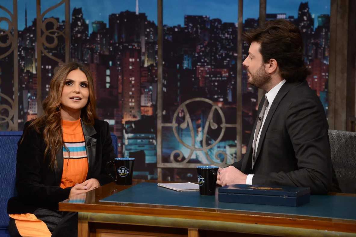 Aline Barros relembra momentos da carreira no The Noite