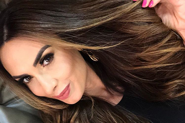 Nicole Bahls levou um susto enquanto fazia a maquiagem do casório