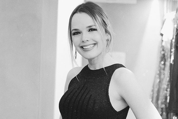 Thaeme exibe barriguinha com vestidinho colado em foto linda demais