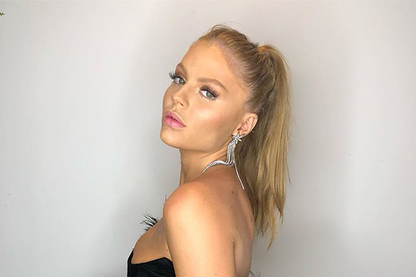 Luísa Sonza posa com vestido preto mega curtinho