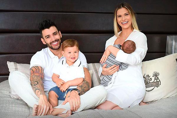 Filho de Andressa Suita aparece todo lambuzado após tomar açaí