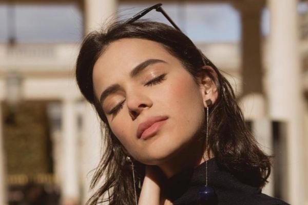 Bruna Marquezine RADICALIZA no visual e a web faz comparação com cantora famosa