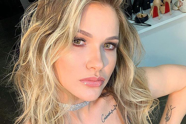 Andressa Suita posa de roupa íntima rosa e quebra a internet