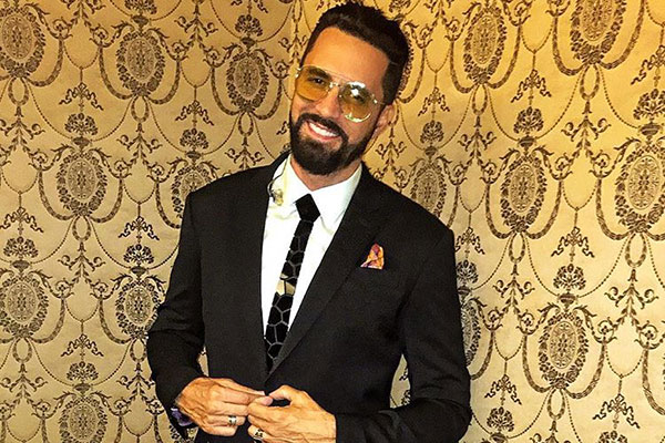 Devendo pensão alimentícia, Latino doa piano avaliado em R$ 60 mil