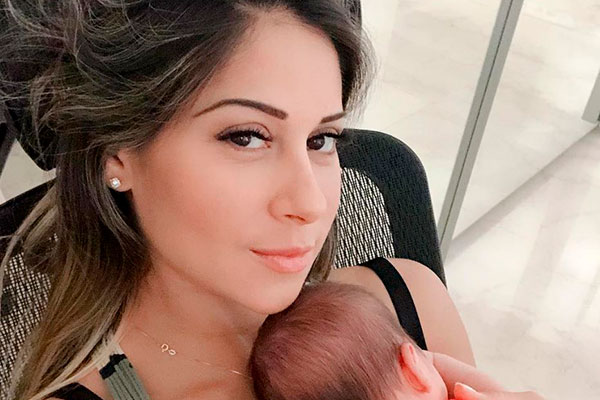 Mayra Cardi esconde rosto da filha com roupão e seguidores não perdoam