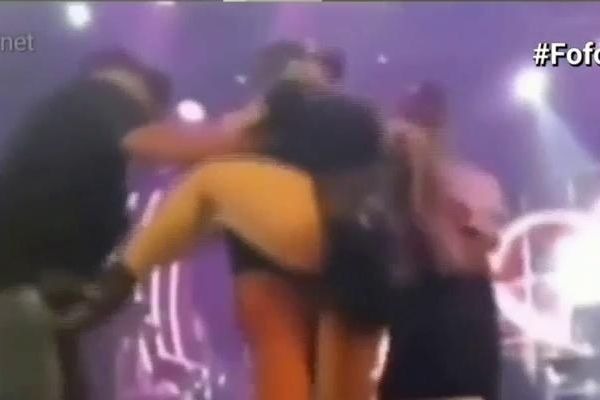 Cantora dá ´GOLPE´ em segurança e defende fã que invade palco; confira imagens!