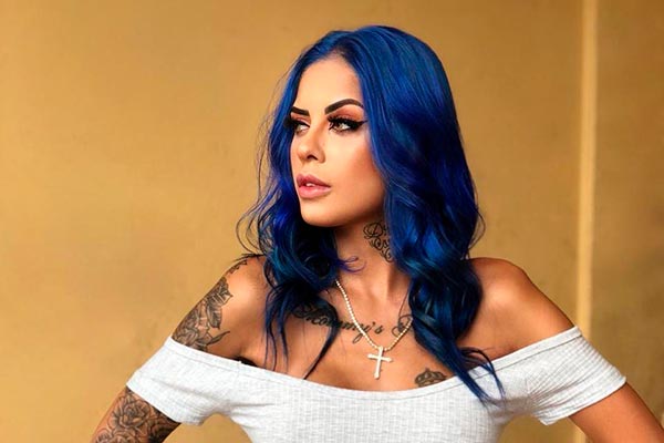 Tati Zaqui usa vestidinho com microssaia e mostra tattoos da coxa
