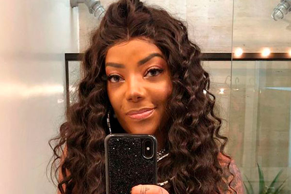 Ludmilla posa com cabelo curtíssimo e look verde neon