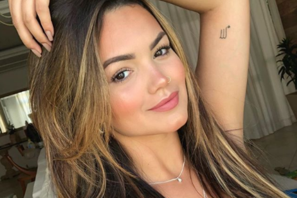 Suzanna Freitas usa minissaia babado e ´acessório´ MUITO inusitado