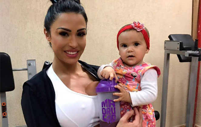 Mini Gracy Barbosa: neta do Belo de 2 anos já se inspira na musa 