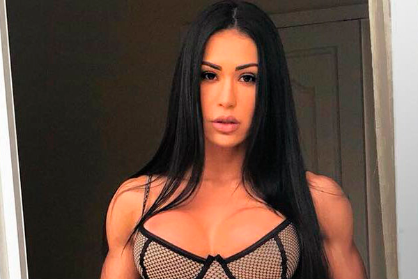 Gracyanne Barbosa curte praia e capricha no combo popô com suor