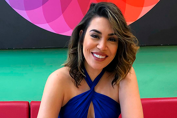 Naiara Azevedo investe no shortinho jeans PP e causa na web
