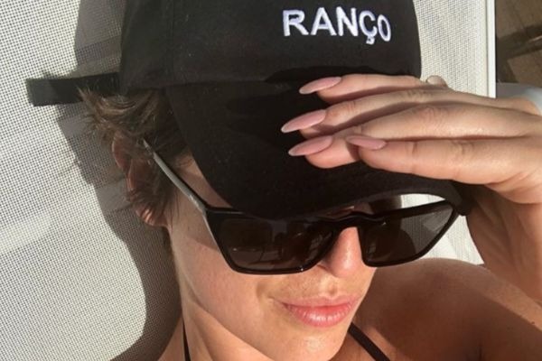 Atriz RADICALIZA no visual, recebe BANHO de críticas na web e não deixa barato!