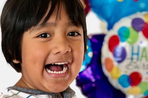 Garoto de 8 anos fatura MUITO na web e é eleito o YouTuber mais rico do ano