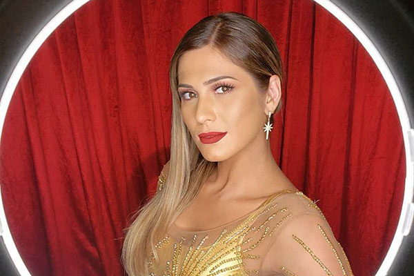 Lívia Andrade cai no samba com fantasia PP de Mamãe Noel