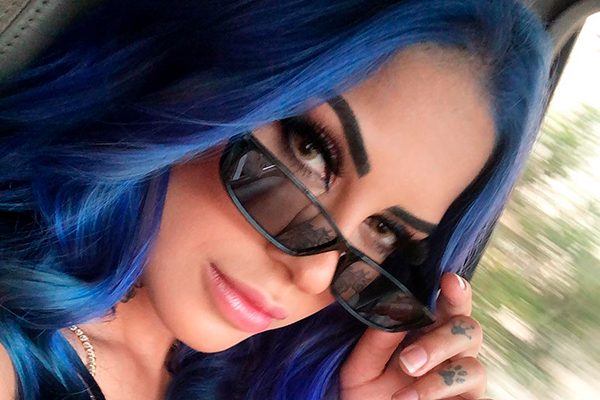 Tati Zaqui usa biquíni dourado meio abertinho e deixa os fãs atacados