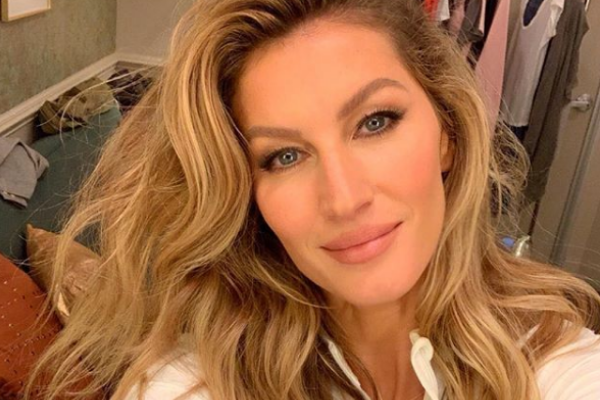 Gisele Bündchen revela curvas com vestido transparente e decotadíssimo