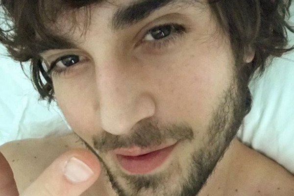 Solteiro sim, sozinho nunca: Fiuk passa festa acompanhadíssimo por morena