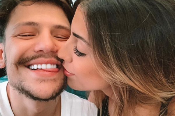 Saulo, da dupla Um44k, revela sexo do seu bebê com a modelo Gabi Brandt