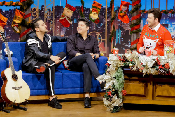 Danilo Gentili conversa com Henrique e Diego no The Noite