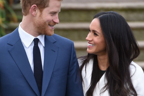 Vestido justinho e florido deixa gravidez de Meghan Markle em evidência 
