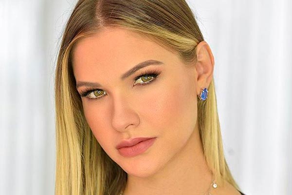 Andressa Suita surge mais morena e de franjinha e surpreende fãs