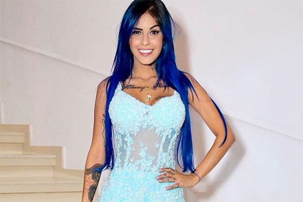 De roupa íntima, Tati Zaqui usa filtro de gatinho na cama