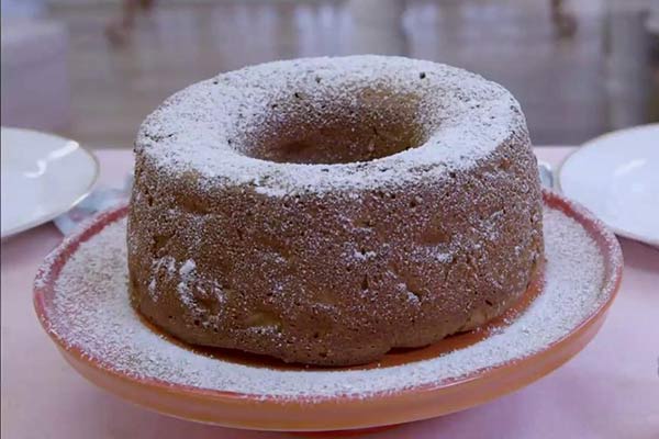 Bolo de maçã com nozes e calda de laranja com gengibre do Murilo Cezar