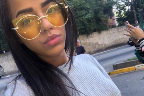 Mirella Santos, a Gêmea Lacração, CAUSA só de biquíni cor da pele e relógio