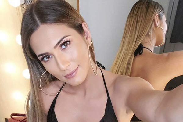 Lívia Andrade posa com minivestido branco e arrasa