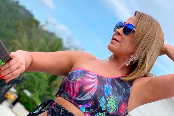 Zilu dá beijão no namorado e se declara: ´Me embriago de amor´