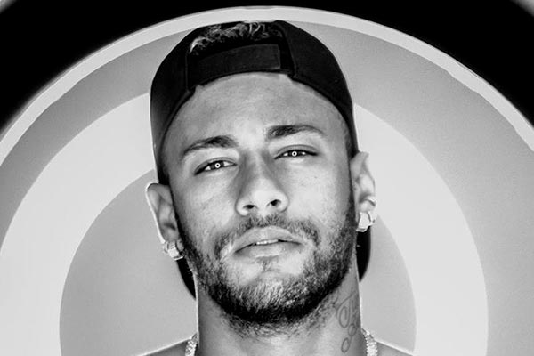 De visual novo, Neymar surge com pijama hilário em festa de Gabriel Medina