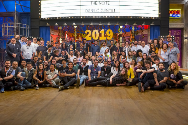 Bastidor de final do ano do The Noite traz coral natalino