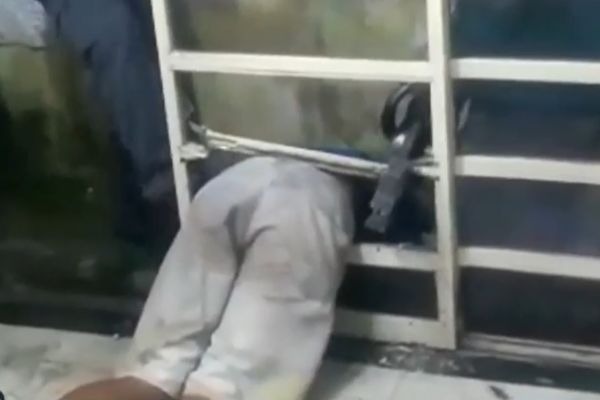 Após encher a cara durante roubo, bandido fica preso na porta ao tentar fugir