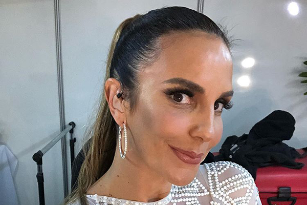 Túnel do tempo: Ivete Sangalo posta foto dos anos 90 e web vai à loucura