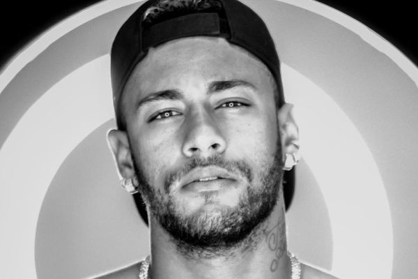EXCLUSIVO! Neymar cai em noitada ostentação e fica encantado por uma DJ