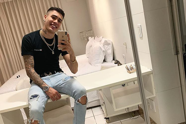 Kevinho radicaliza, surge com fios os platinados e choca fãs