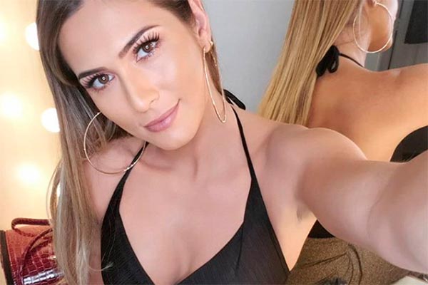 De biquíni fio dental PP, Lívia Andrade leva tombo na praia