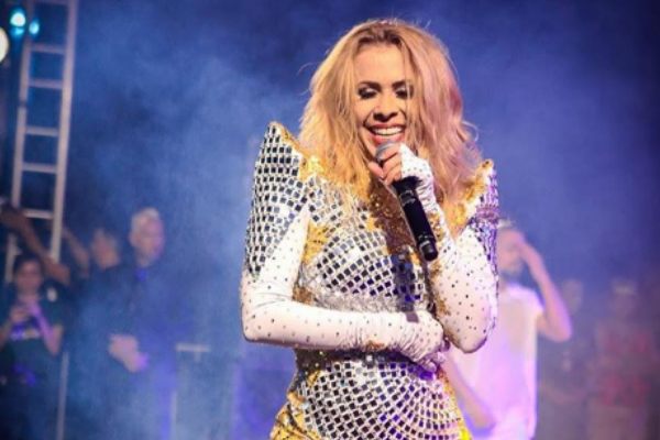 ´Fã desesperado´ invade palco de Joelma e cantora tem reação inesperada