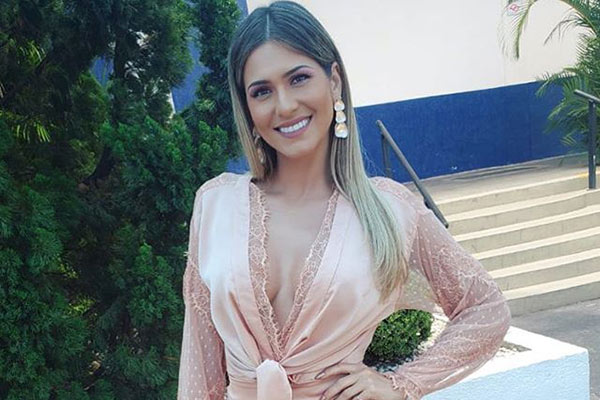 Lívia Andrade surpreende e posta foto totalmente sem roupa