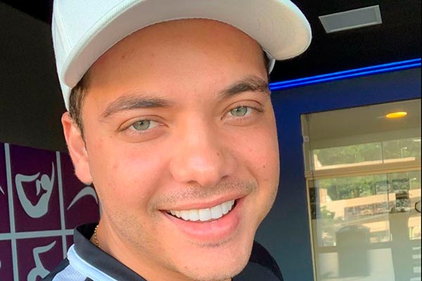 Filho caçula de Safadão aparece de moicano e óculos e rouba a cena