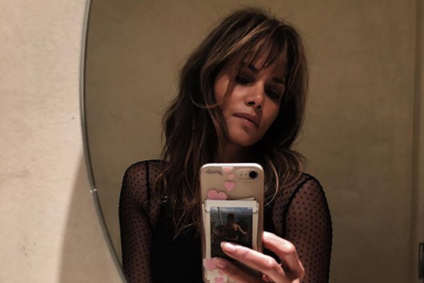 Aos anos Halle Berry posa só de calça e exibe CORPAÇO SBT