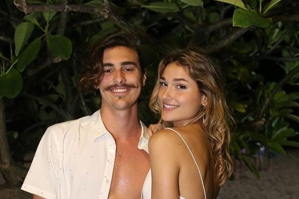 Namorado de Sasha quase mostra demais em praia e causa no Rio!