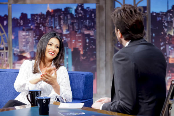 Suzana Alves traz a história da Tiazinha para o The Noite